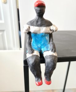 Alternative view of « Petite pépette » assise bleue et blanche – Céramique Raku