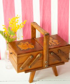 Travailleuse en bois avec décor de personnages