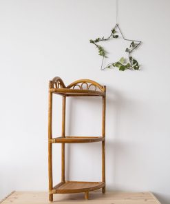 Etagère d&rsquo;angle vintage en rotin