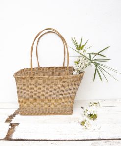 Panier en osier à grandes anses vintage